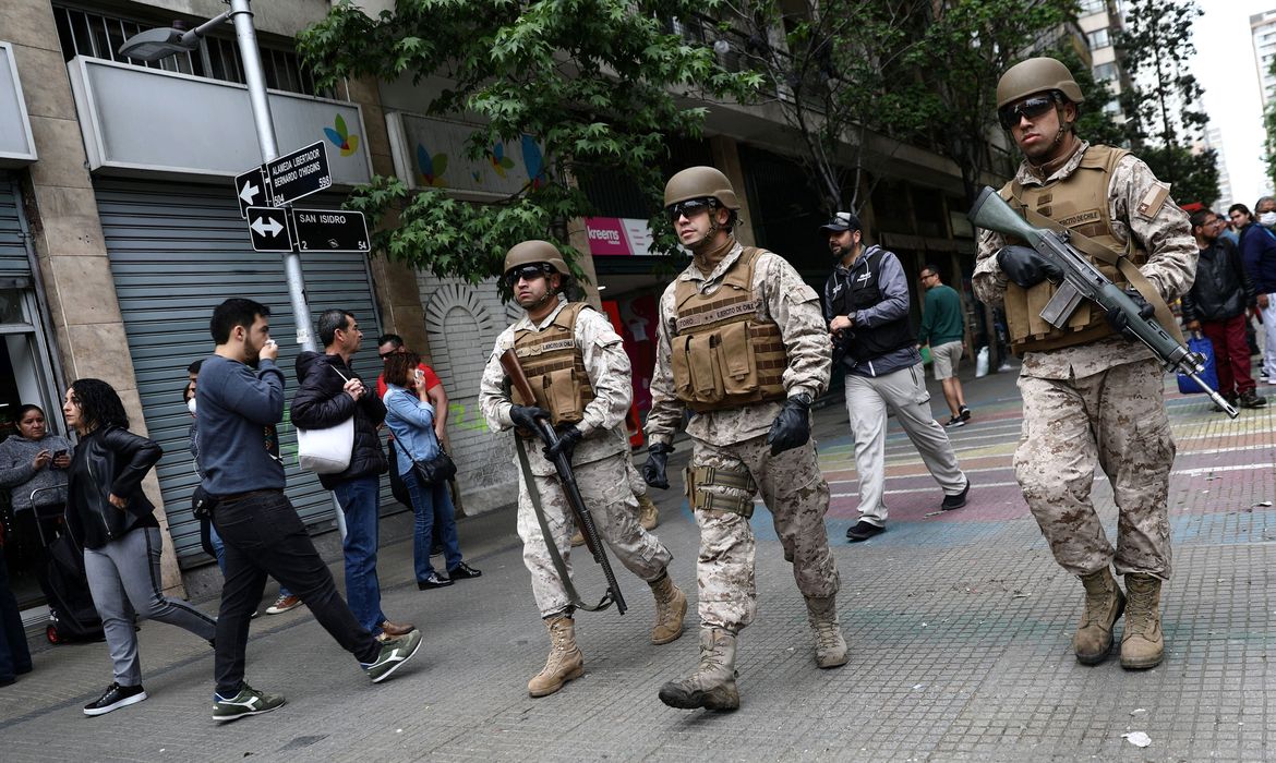 Soldiers patrol the street after a protest against the increase in subway ticket prices in Santiago, Chile, October 19, 2019 REUTERS/Edgard Garrido