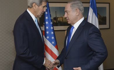 Primeiro-ministro israelense Benjamin Netanyahu e o secretário de Estado norte-americano John Kerry se encontra em Berlim, na Alemanha. Foto divulgada pelo governo israelense