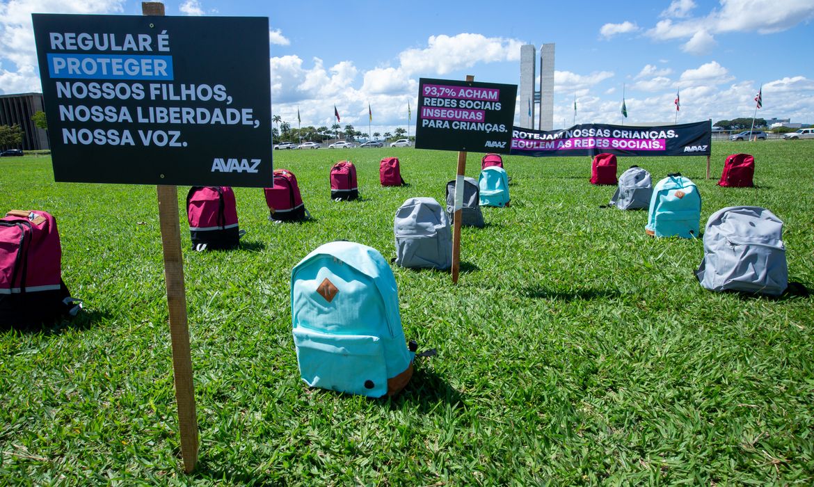 Brasília 02/05/2023 - Avaaz instala 35 mochilas em frente ao Congresso para homenagear 35 vítimas que morreram em massacres escolares desde 2012. Foto: Fabio Rodrigues-Pozzebom/ Agência Brasil