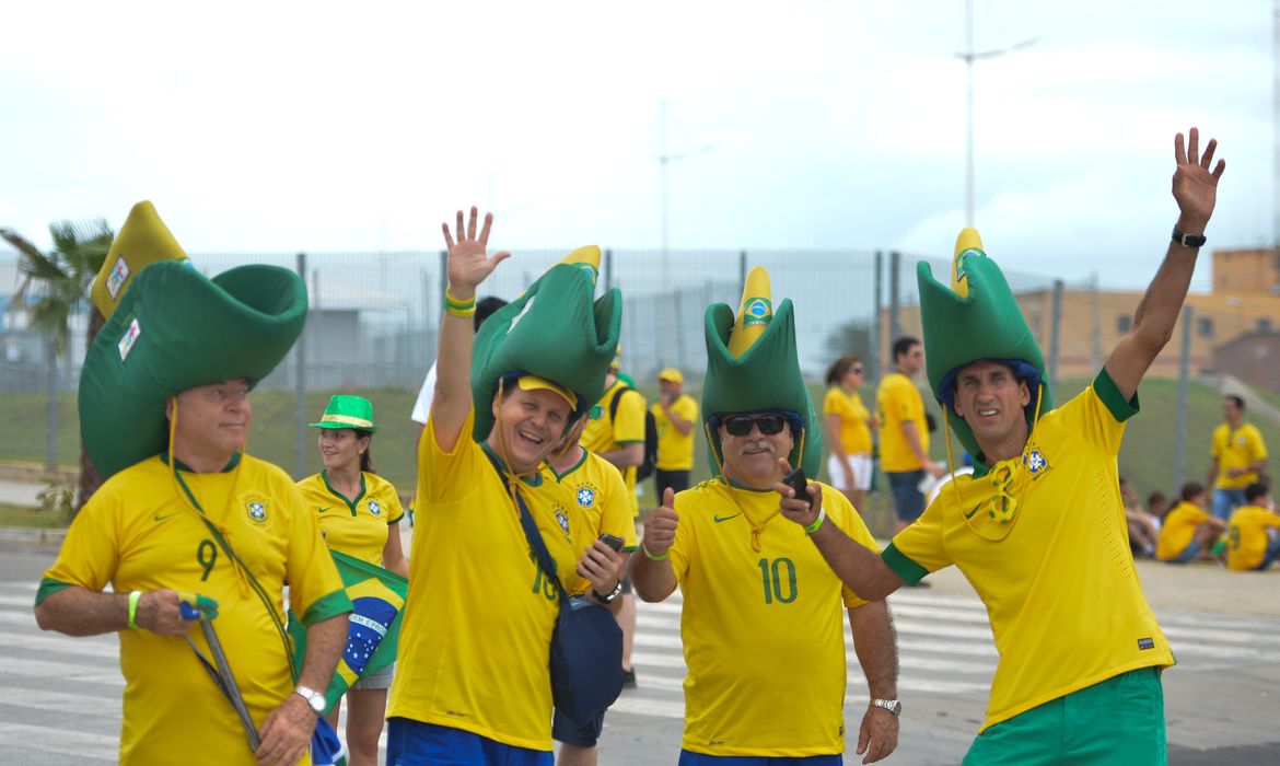 Torcedores começam a chegar para o jogo entre as seleções do Brasil e México, na Arena Castelão, em Fortaleza (Marcello Casal Jr/Agência Brasil)