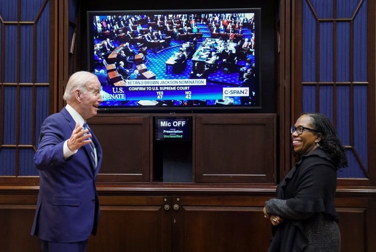 Presidente dos EUA, Joe Biden, e Ketanji Brown Jackson comemoram aprovação do nome da juíza para a Suprema Corte em votação no Senado