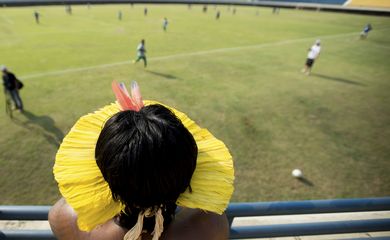 Palmas - Índio Kayapó assiste partida de futebol entre os Kayapó Mebêndôkre e índios do Panamá pela primeira rodada dos Jogos Mundiais dos Povos Indígenas (Marcelo Camargo/Agência Brasil)
