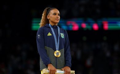 Paris 2024 Olympics - Artistic Gymnastics - Women's Floor Exercise Victory Ceremony - Bercy Arena, Paris, France - August 05, 2024. Gold medallist Rebeca Andrade of Brazil celebrates on the podium with her medal. REUTERS/Hannah Mckay