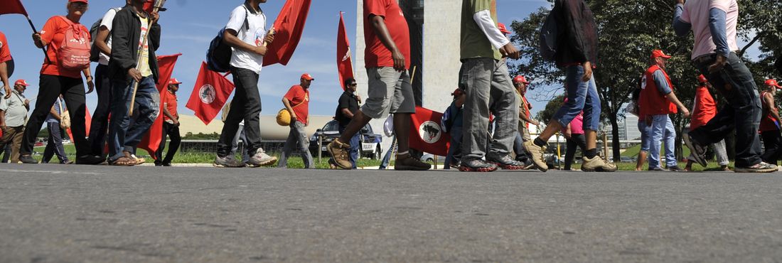 anifestantes do Movimento dos Trabalhadores Rurais Sem Terra (MST) percorrem a Esplanada dos Ministérios e a Praça dos Três Poderes, em Brasília, pedindo o fim da impunidade no campo.