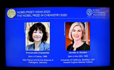 Fotos de Emmanuelle Charpentier e Jennifer A. Doudna, vencedoras do Prêmio Nobel de Química de 2020, são exibidas em uma tela durante a coletiva de imprensa anunciando os laureados, na Royal Swedish Academy of Sciences, em Estocolmo, Suécia, 7
