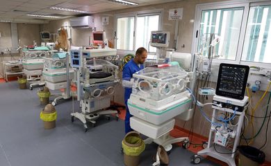 A medical worker assists a premature Palestinian baby who lies in an incubator at the maternity ward of Shifa Hospital, which according to health officials is about to shut down as it runs out of fuel and power, as the conflict between Israel and the Palestinian Islamist group Hamas continues, in Gaza City October 22, 2023. REUTERS/Mohammed Al-Masri