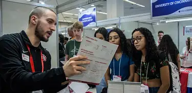 Jovens visitam estande no Salão do Estudante