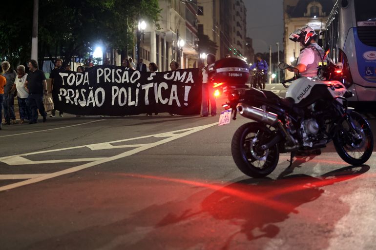 São Paulo (SP) 21/03/2025 - Dia Internacional pela Eliminação da Discriminação Racial, a Frente Povo Negro Vivo, composta por mais de 100 organizações da sociedade civil, participa de  ato público no Largo São Francisco, em frente à Faculdade de Direito da USP, no Centro de São Paulo. O evento tem como objetivo denunciar a violência policial e de Estado que atinge, de forma desproporcional, a população negra e periférica no Brasil, além de reivindicar o impeachment do governador Tarcísio de Freitas e do secretário de Segurança Pública, Guilherme Derrite.
 Foto: Paulo Pinto/Agencia Brasil