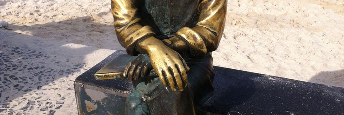 Estátua de Carlos Drummond de Andrade, no Rio de Janeiro, é alvo constante de vandalismo