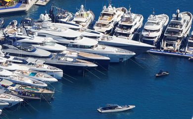 Barcos de luxo em exibição de iates em Mônaco