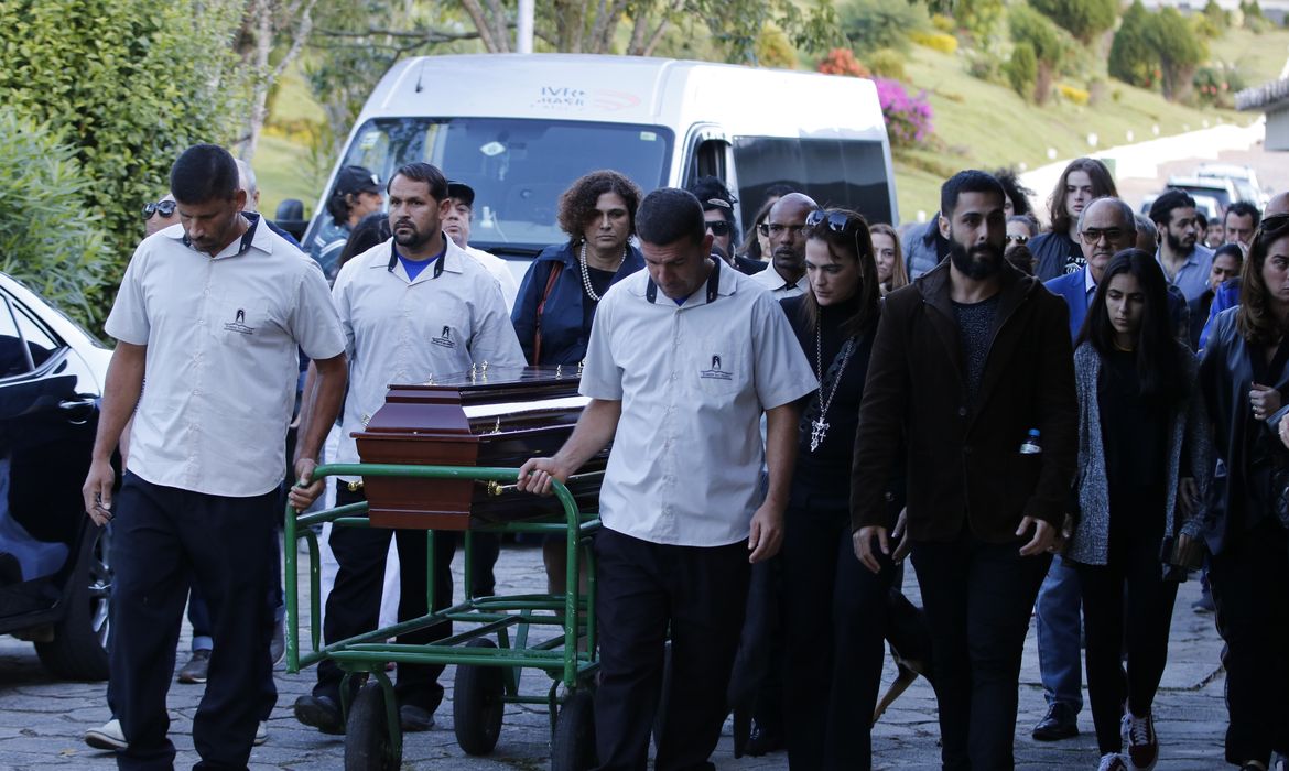 Familiares e amigos participam do sepultamento do cantor e compositor João Gilberto, no cemitério Parque da Colina, em Niterói.