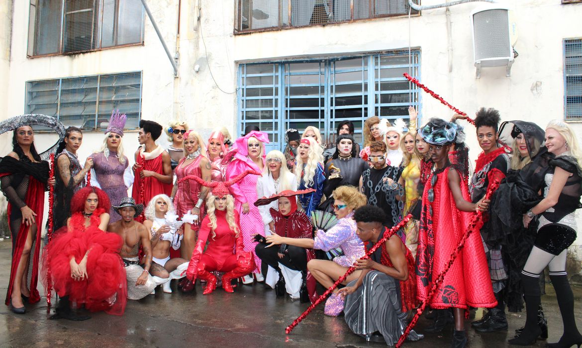Rio de Janeiro (RJ) 29/04/2025 -  Drags após desfile na Central do Brasil em homenagem a Lady Gaga. Foto: Supervia/Divulgação