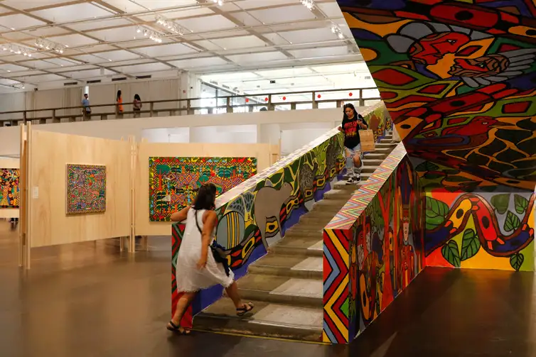 Fernando Frazão/Agência Brasil São Paulo (SP), 24/03/2023 - O Museu de Arte de São Paulo (Masp) recebe a exposição Mirações, do Movimento dos Artistas Huni Kuin - MAHKU, na programação anual dedicada às histórias indígenas. Foto: Fernando Frazão/Agência Brasil