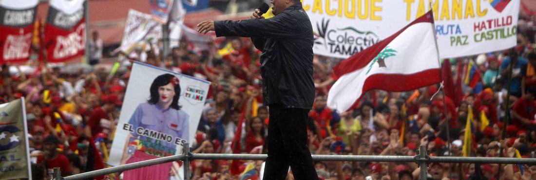 O presidente venezuelano Hugo Chávez tenta o terceiro mandato consecutivo este domingo (7)