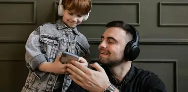 Criança com fone de ouvido 