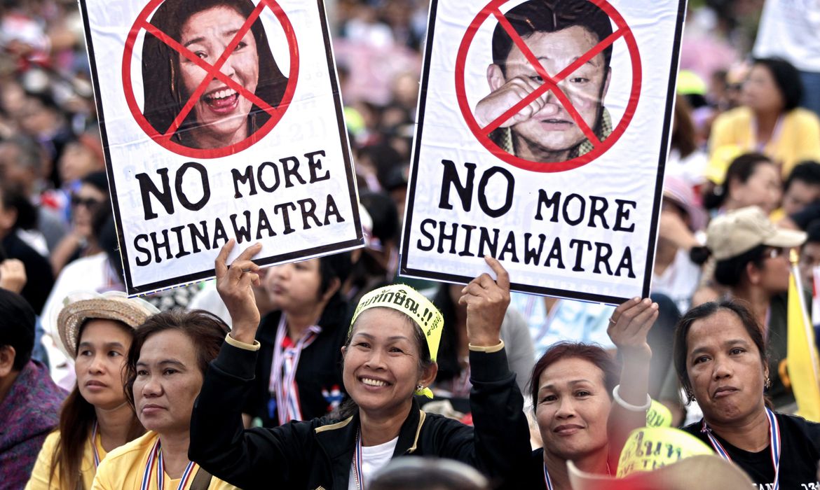 Manifestantes em Bangcoc protestam contra eleições legislativas