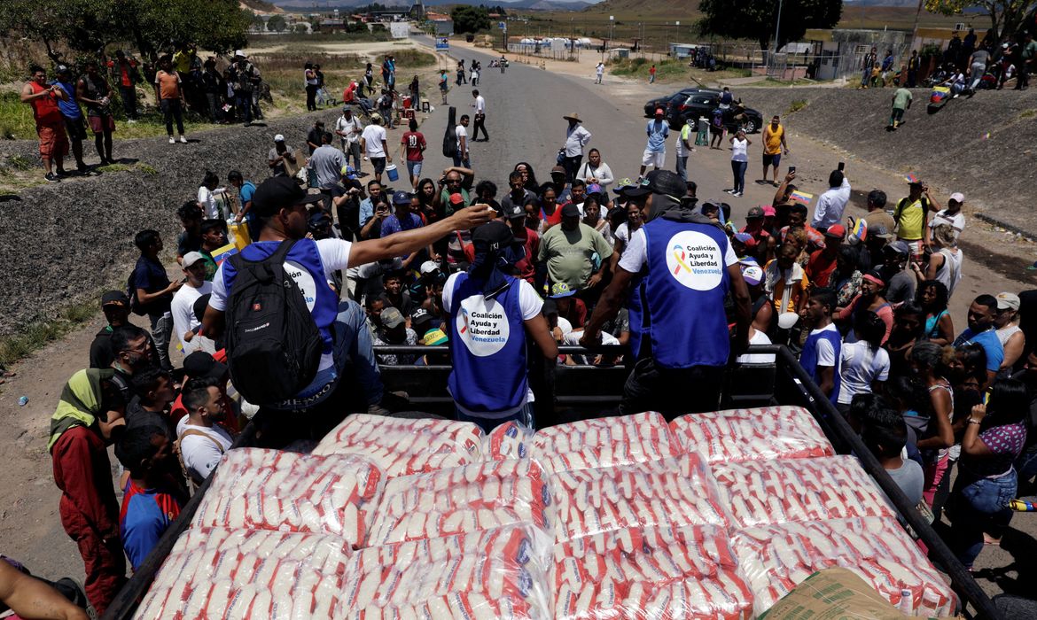 Um caminhão transportando ajuda humanitária atravessa a Venezuela a partir do Brasil,