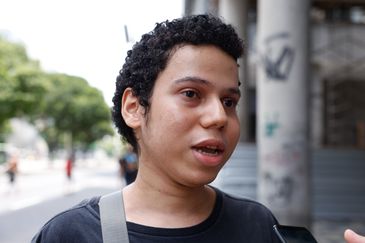 Rio de Janeiro (RJ), 03/11/2024 - O candidato Luiz Eduardo Rodrigues chega para primeira etapa do Exame Nacional do Ensino Médio (Enem) de 2024, na Univesidade Estácio de Sá, no centro da cidade. Foto: Tânia Rêgo/Agência Brasil