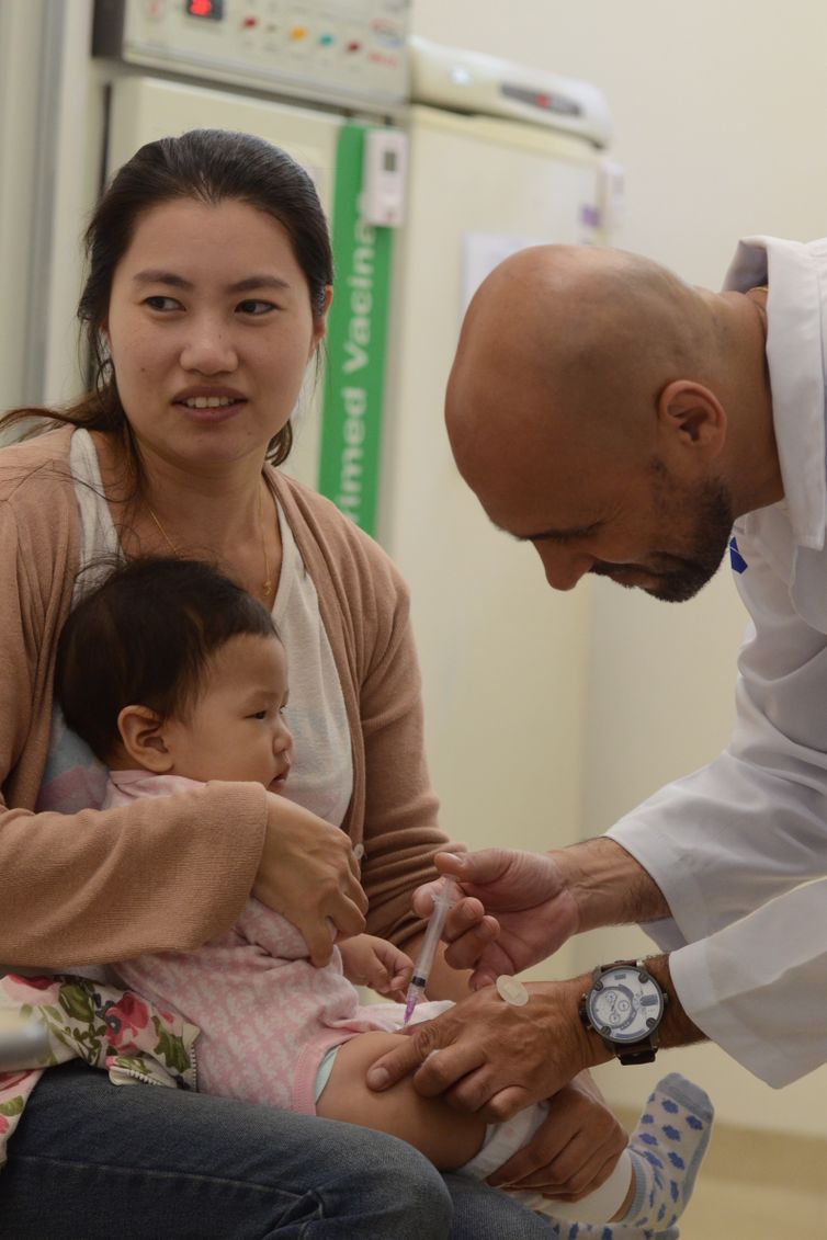 Iuna Shoy, 23 anos, mudou-se da Coreia do Sul para o Brasil e já se preocupa com as doenças típicas do novo país. Ela aproveitou para vacinar a filha Larissa, de 10 meses de idade.