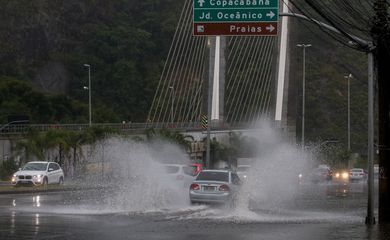 Frente fria traz tempestade, ventania e causa alagamentos no Rio de Janeiro. Avenida Armando Lombardi com bolsão d'água prejudica o trânsito de veículos e pedestres na Barra da Tijuca.