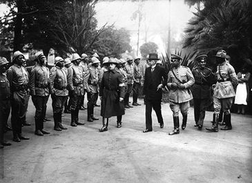 Revolução de 1932. Legião Negra. O governador de São Paulo, Pedro de Toledo, passa a tropa em revista. São Paulo-SP
