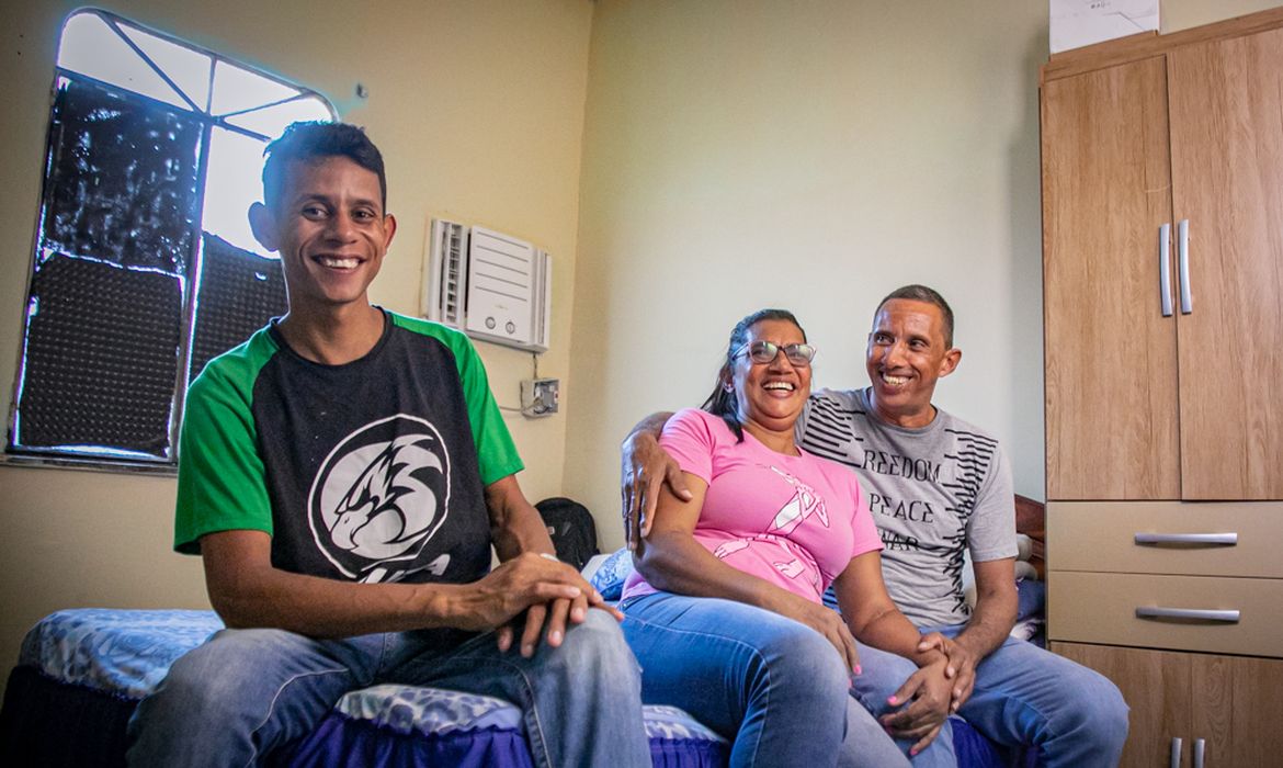 O venezuelano Aldrix Llovera com seu filho Alexis e sua esposa Miriam