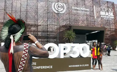 Belém (PA), 12/11/2025 - Indígenas tiram foto em frente a fachada do pavilhão na COP30. Foto: Bruno Peres/Agência Brasil