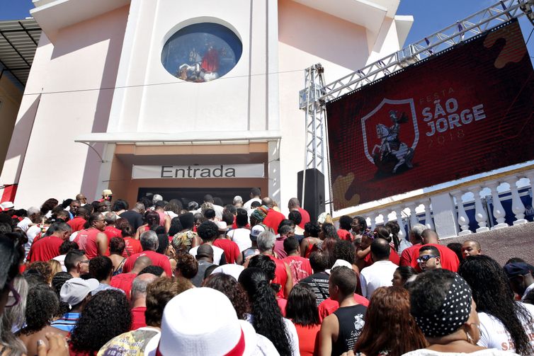 Rio de Janeiro - Durante os festejos de São Jorge em Quintino, na zona norte, na sede da paróquia dedicada ao santo, fiéis se reúnem para missas e procissões. 