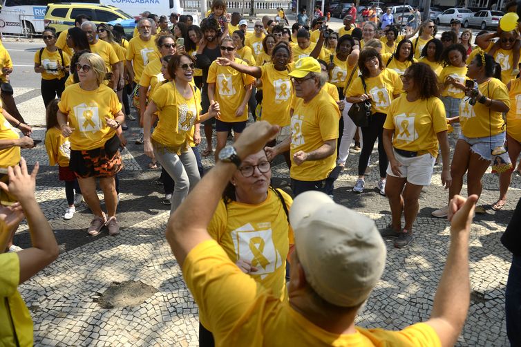  Campanha Setembro Amarelo leva manifestantes à orla de Copacabana para mostrar a importância de se falar sobre a prevenção ao suicídio.
