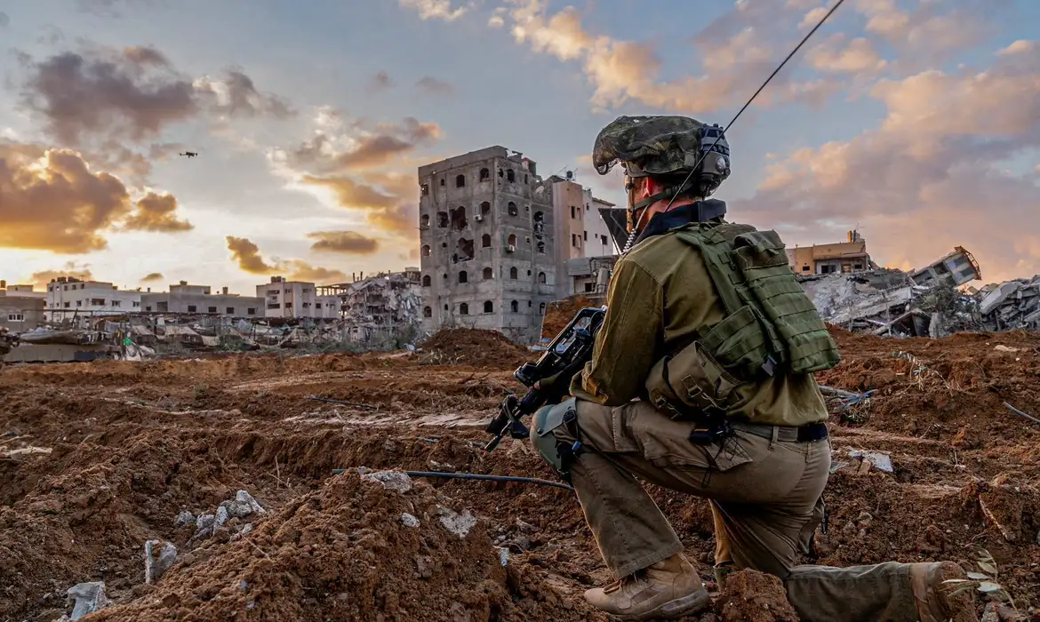 Soldado israelense durante operação militar na Faixa de Gaza
27/12/2023 Forças Israelenses de Defesa/Divulgação via REUTERS