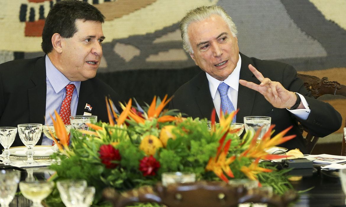 Brasília - Os presidentes do Paraguai Horacio Cartes e do Brasil Michel Temer, em almoço oferecido durante a 51ª Cúpula de Chefes de Estado do Mercosul e Estados Associados (Marcelo Camargo/Agência Brasil)