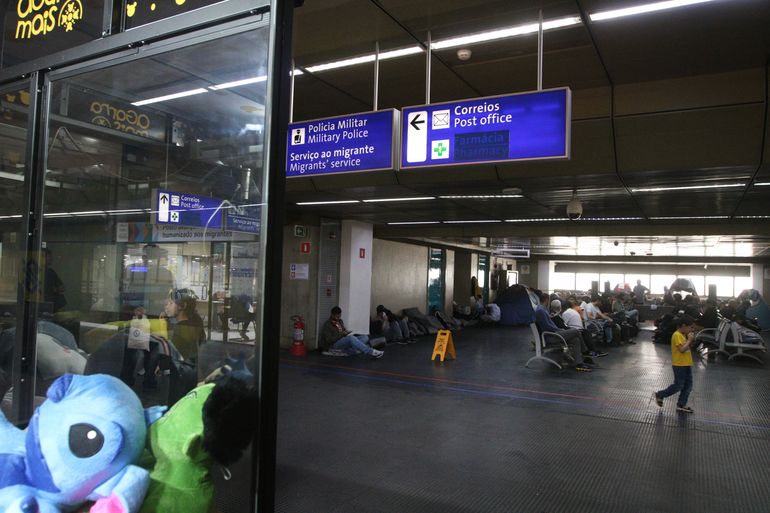 São Paulo (SP), 27/11/2023 - Refugiados afegãos com visto humanitário acampam no Aeroporto Internacional de Guarulhos a espera de abrigo. Foto: Rovena Rosa/Agência Brasil