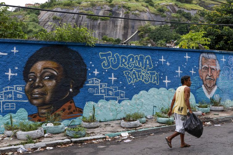 Rio de Janeiro (RJ) 26/03/2024 – Mural em homenagem à líder comunitária Jurema Batista no Morro do Andaraí, atendido pelo programa Favela Bairro, que completa 30 anos. Foto: Fernando Frazão/Agência Brasil