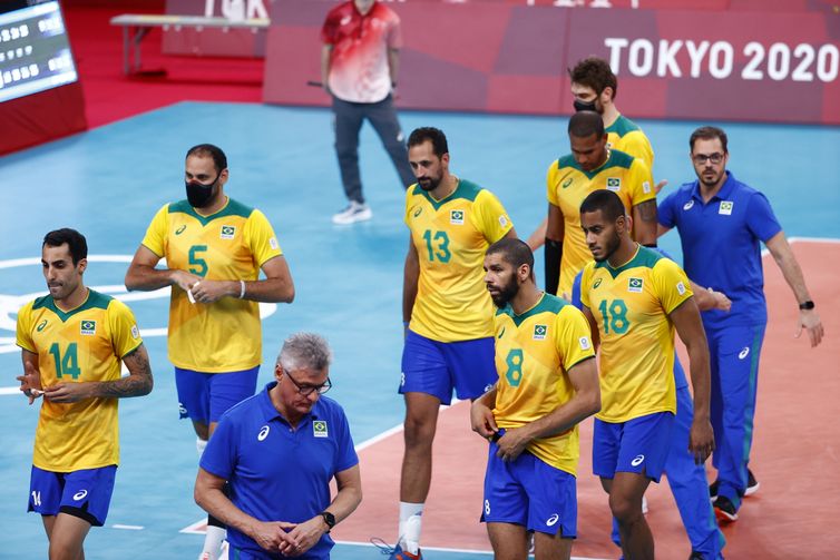Jogadores da seleção brasileira após derrota para a Rússia na Olimpíada de Tóquio