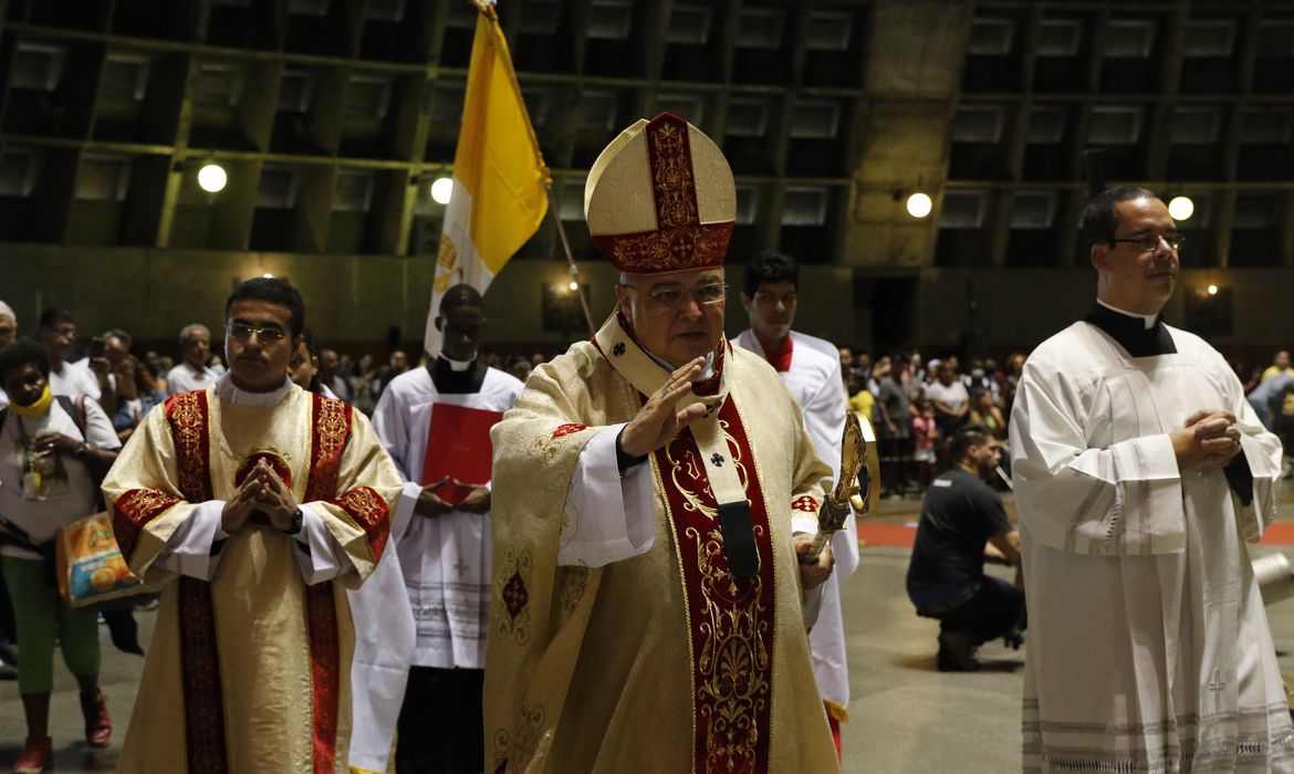 O Arcebispo do Rio, Dom Orani João, Cardeal Tempesta, celebra a missa da Ressurreição de Jesus, no domingo de Páscoa na Catedral Metropolitana.