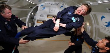 Stephen Hawking flutua em gravidade zero