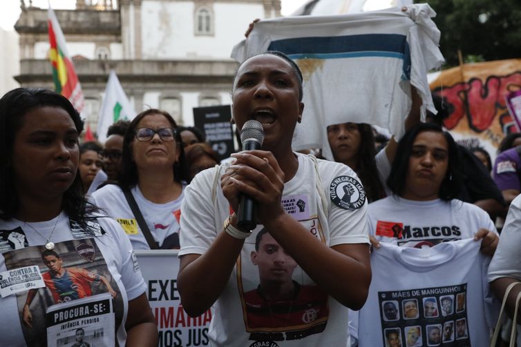 Rio de Janeiro (RJ), 24/08/2023 - Ana Paula de Oliveira, mãe de Johnatha de Oliveira, morto em Manguinhos em 2014, fundadora do grupo Mães de Manguinhos, protesta contra a violência policial com mães de outras vítimas. Foto: Fernando Frazão/Agência Brasil