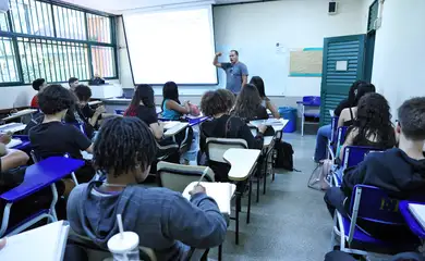 Brasília (DF), 13/02/2025 - Programa Pé de Meia. Professor durante aula para alunos da escola Setor Oeste. Foto: Antônio Cruz/Agência Brasil