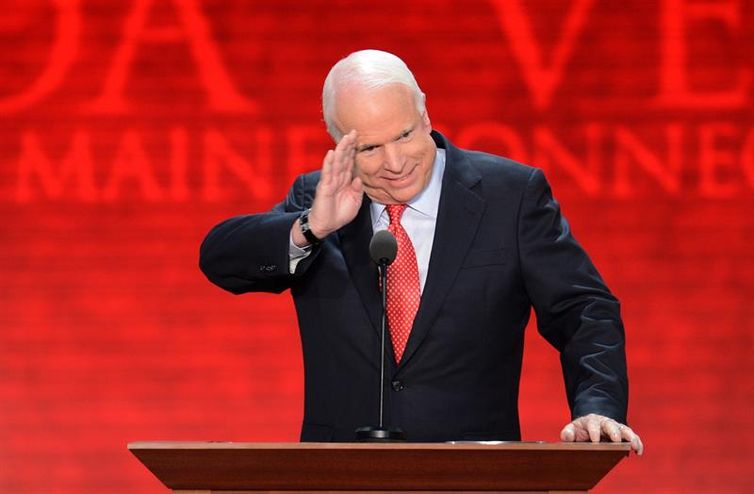 Um dos principais adversários de Donald Trump dentro do Partido Republicano, o senador John McCain morreu aos 81 anos, vítima de câncer no cérebro