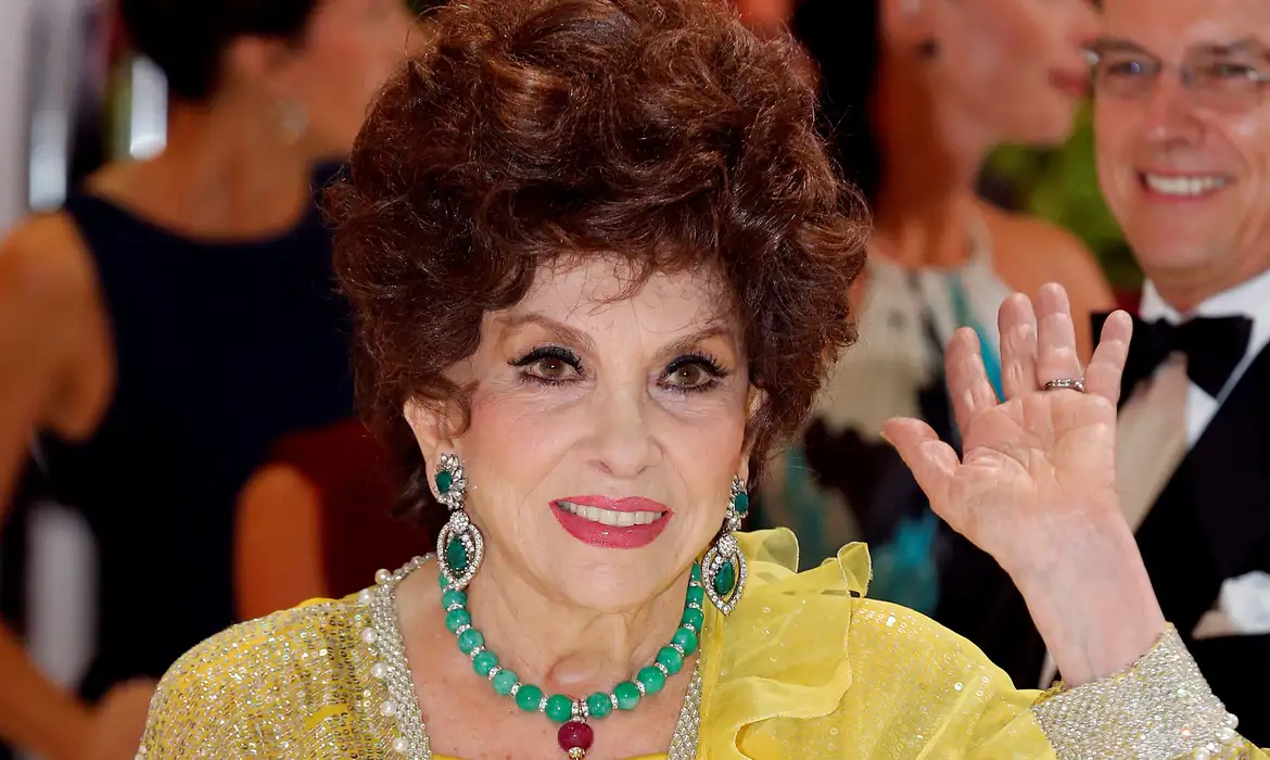 Atriz Gina Lollobrigida acena ao público ao chegar para evento em Monte Carlo em 2014