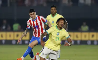 Soccer Football - World Cup - South American Qualifiers - Paraguay v Brazil - Estadio Defensores del Chaco, Asuncion, Paraguay - September 10, 2024 Paraguay's Miguel Almiron in action with Brazil's Joao Pedro REUTERS/Cesar Olmedo