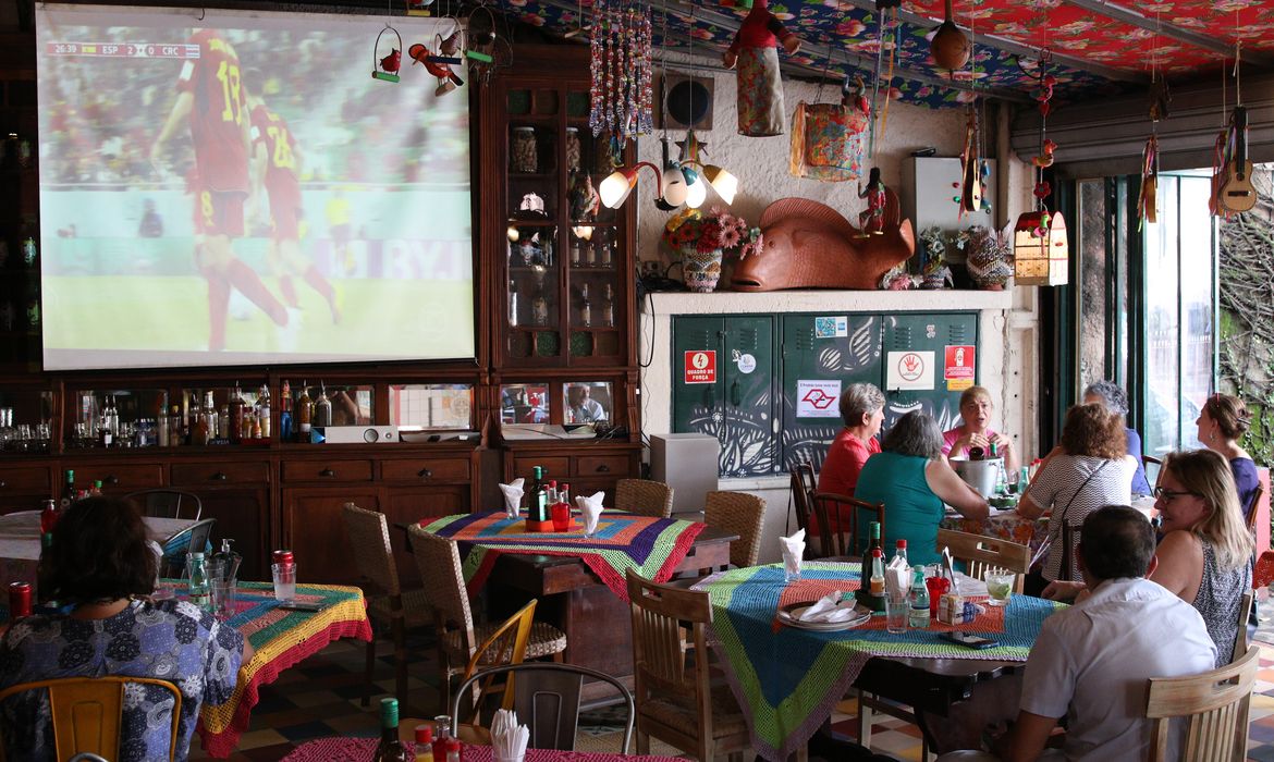 Telão para transmissão dos jogos da Copa do Mundo 2022 no bar Canto Madalena, em Vila Madalena.