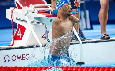 Com o tempo de 1min59s54 nos 100m costas da classe S2, Gabriel Araújo, Gabrielzinho, se classifica à final - Paralimpíada - natação