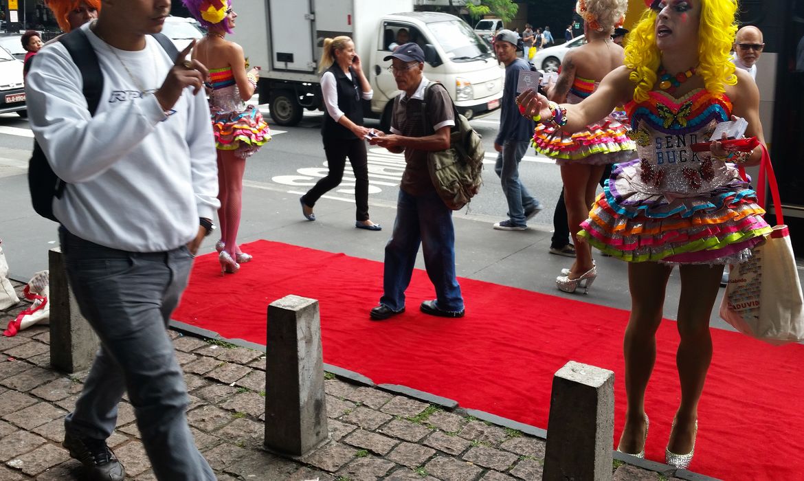 Drag queens distribuem camisinhas no vão livre do Masp, no Dia Mundial de Luta Contra a Aids