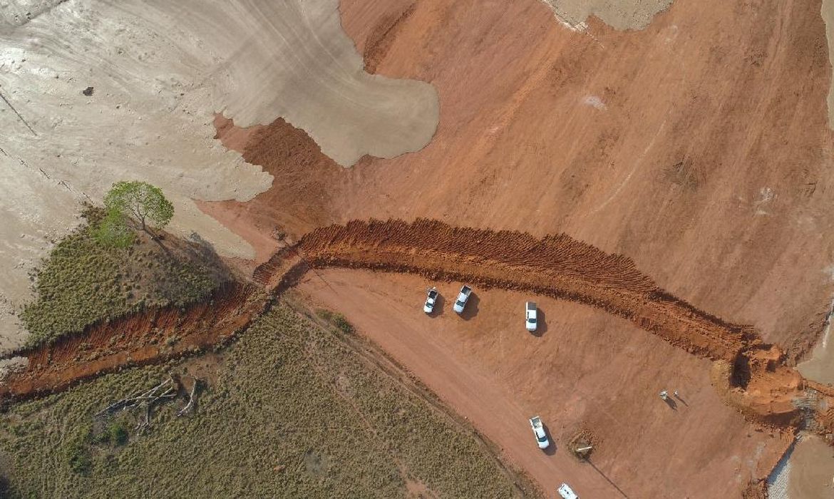Uma barragem de mineração se rompeu hoje (1º) no município de Nossa Senhora do Livramento, localizado a cerca de 40 quilômetros (km) de Cuiabá.