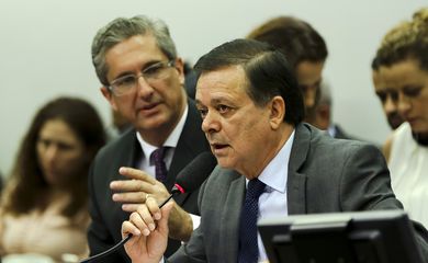 Brasília - O relator da comissão especial que analisa denúncia contra a presidenta Dilma Rousseff, Deputado Jovair Arantes, durante reunião para votação do  parecer que apontou que Dilma precisa ser julgada pelo Senado por crime de