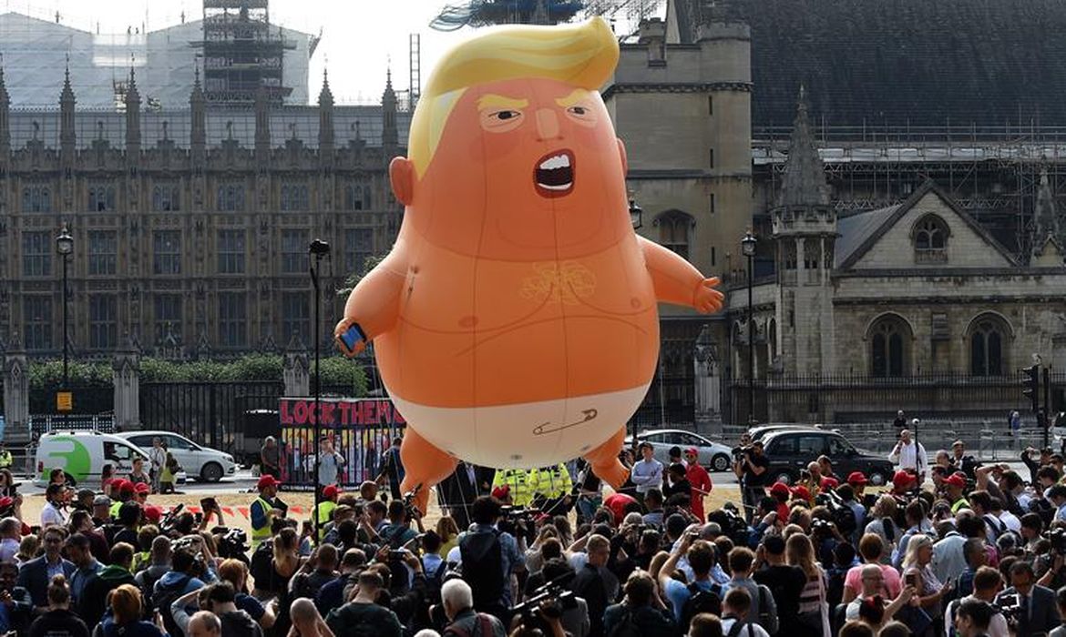 Manifestantes usam boneco de bebê Trump inflável para protestar no dia da visita oficial do presidente norte-americano ao Reino Unido