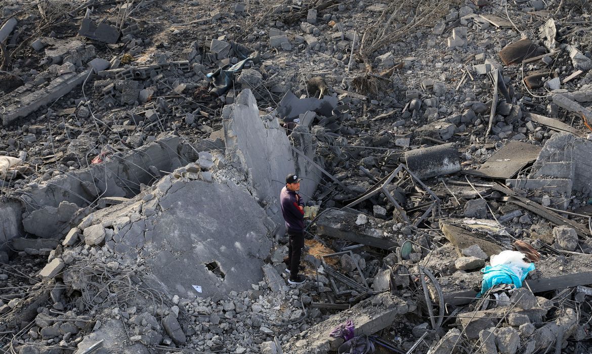 Destroços após ataque israelense em Khan Younis, sul de Gaza
 15/5/2025   REUTERS/Hatem Khaled