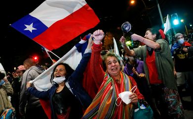Manifestantes comemoram resultado de referendo que aprovou a elaboração de uma nova Constituição para o Chile em Valparaíso