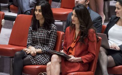 Nadia Murad, embaixadora da Boa Vontade do Unodc, e sua advogada, Amal Clooney, em sessão do Conselho de Segurança .